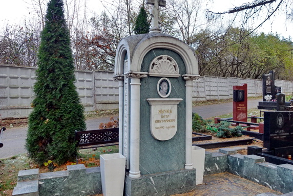 Резная мемориальная стела в православном стиле
