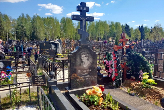Восходящий из центра гранитного надгробья православный крест